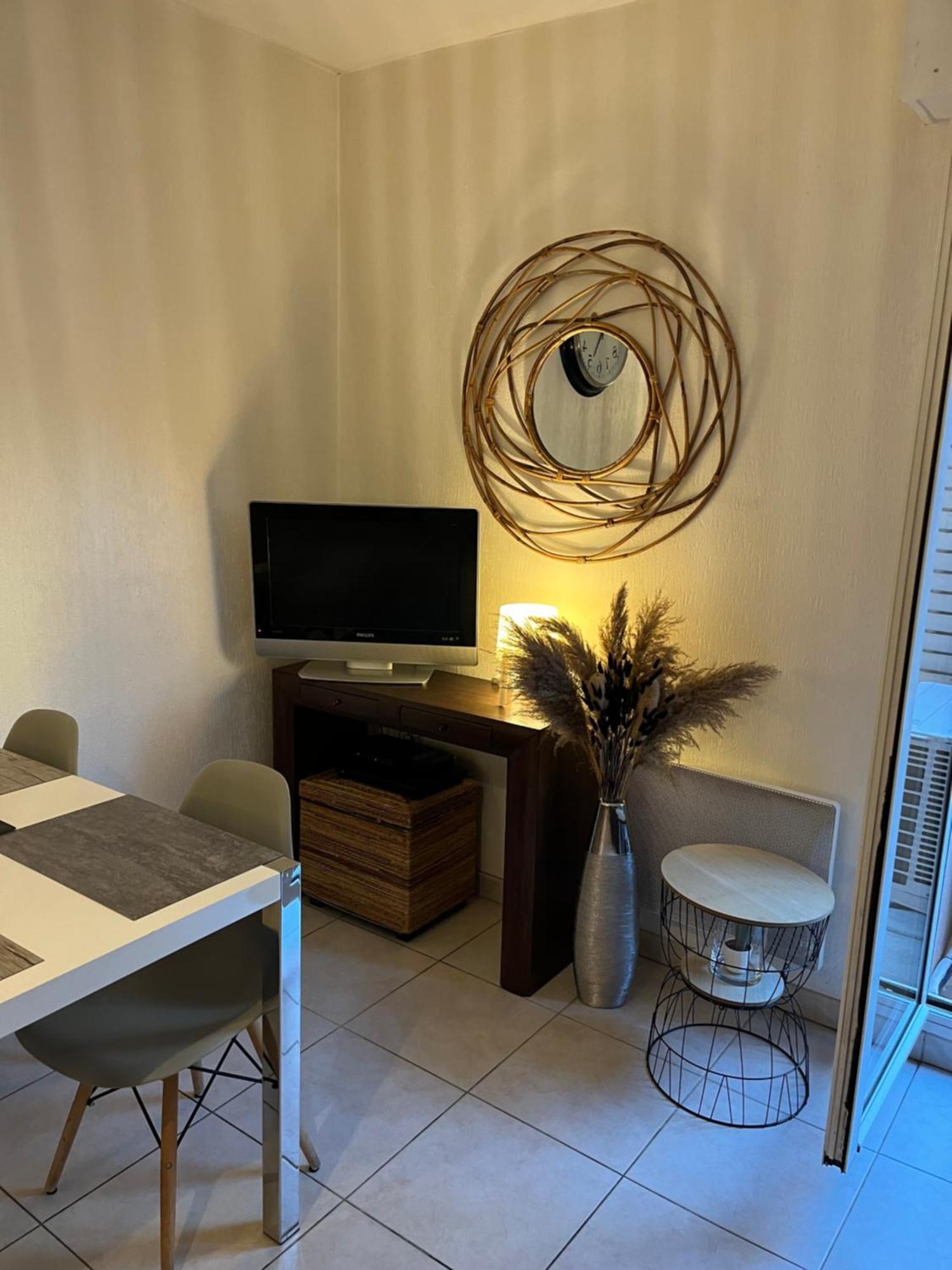 Appartement T2 Avec Terrasse Centre Ville D'Aix En Provence آيكس أومبروفينس المظهر الخارجي الصورة